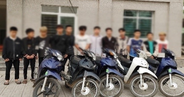 Hà Nội: Bắt giữ 13 thanh niên mang dao kiếm đi đánh nhau trong đêm