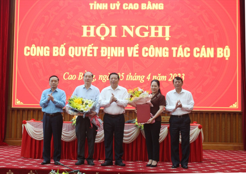 Tỉnh uỷ Cao Bằng vừa điều động nữ Bí thư Huyện uỷ Quảng Hoà - Nông Thị Hà (thứ 2 từ phải sang) làm Trưởng Ban Nội chính Tỉnh uỷ.