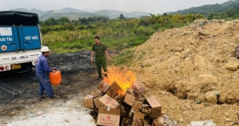 Lào Cai: Tiêu hủy hàng nghìn chân gà và số lượng lớn viên trà đường đen