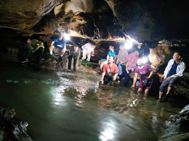 Du khách thích thú khi được chiêm ngưỡng nét hoang sơ, diệu kỳ của hang Pác Khang.