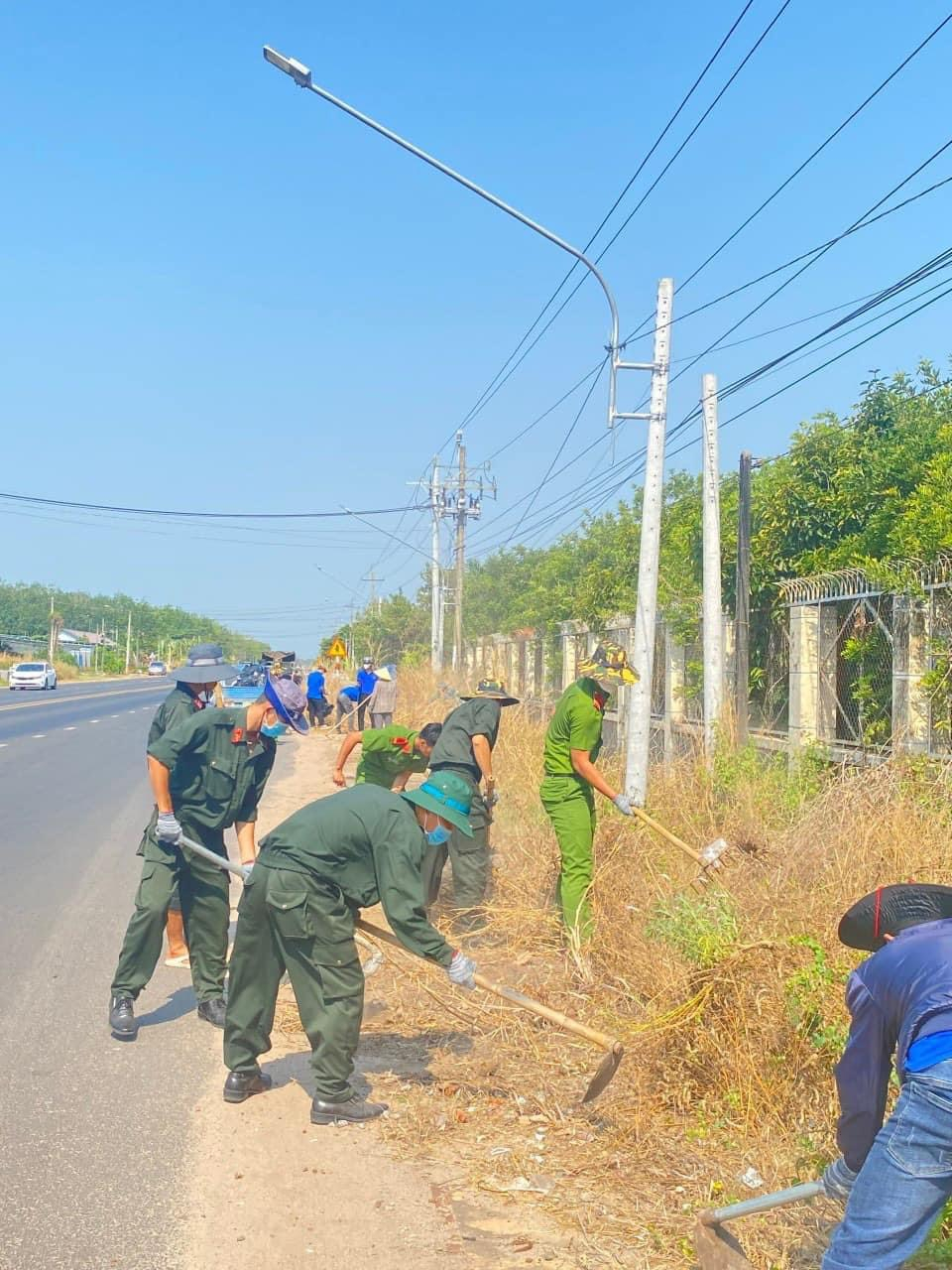 ĐVTN dọn dẹp vệ sinh tuyến đường nông thôn Khu phố 3 và tuyến Quốc lộ 13, thuộc Phường Minh Long, thị xã Chơn Thành