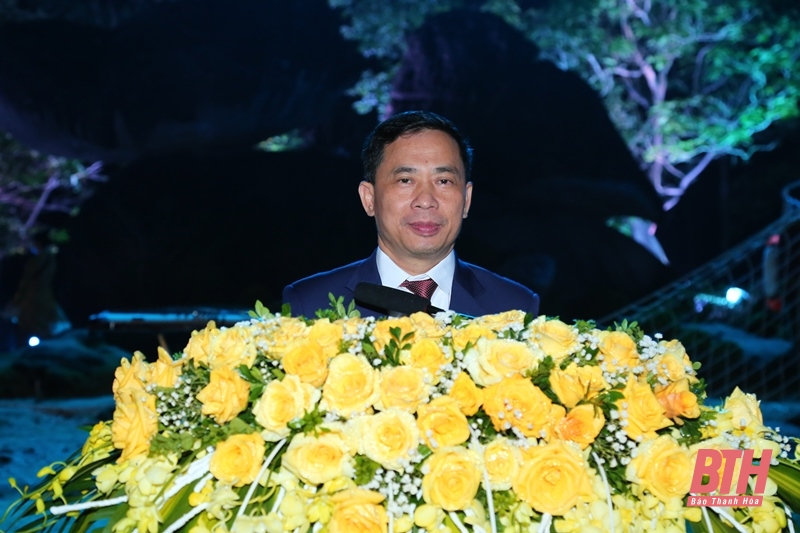 Phó Bí thư Thành ủy, Chủ tịch UBND TP Sầm Sơn Lê Văn Tú phát biểu khai mạc Lễ hội. (Ảnh: BTH)