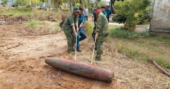 Đào đất xây nhà, người dân phát hiện quả bom nặng 250kg