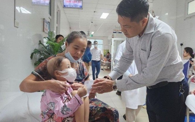 Thêm những phần quà ý nghĩa đến với bệnh nhân nhi có hoàn cảnh khó khăn tại Nghệ An