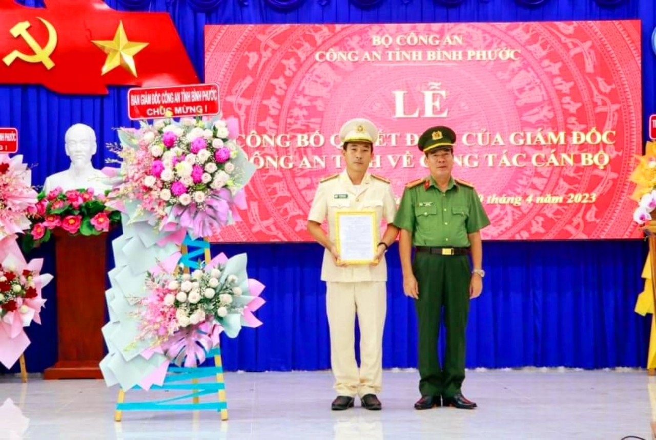 Đại tá Bùi Xuân Thắng trao quyết định điều động và bổ nhiệm Thượng tá Lê Tiến Huyên giữ chức vụ Trưởng Công an huyện Bù Đốp