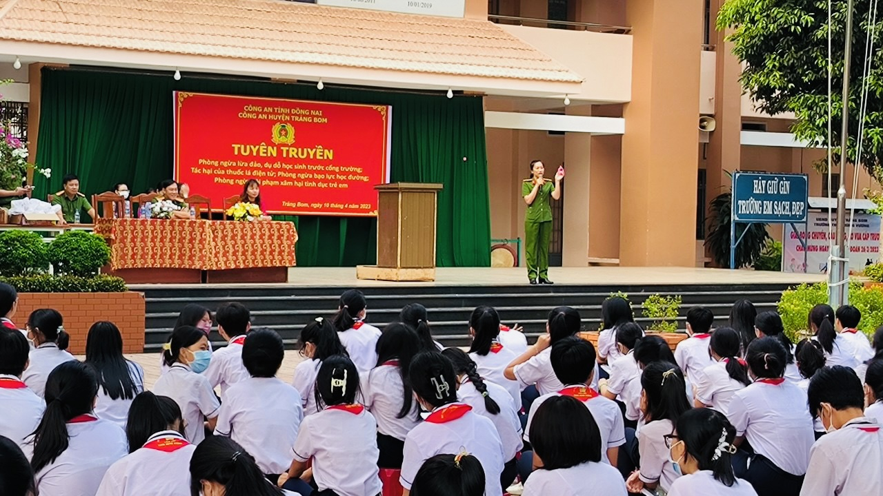 Buổi tuyên truyền ngăn chặn tội phạm và tệ nạn xã hội xâm nhập vào môi trường học đường tại Trường THCS Hùng Vườn do Công an huyện Trảng Bom tổ chức