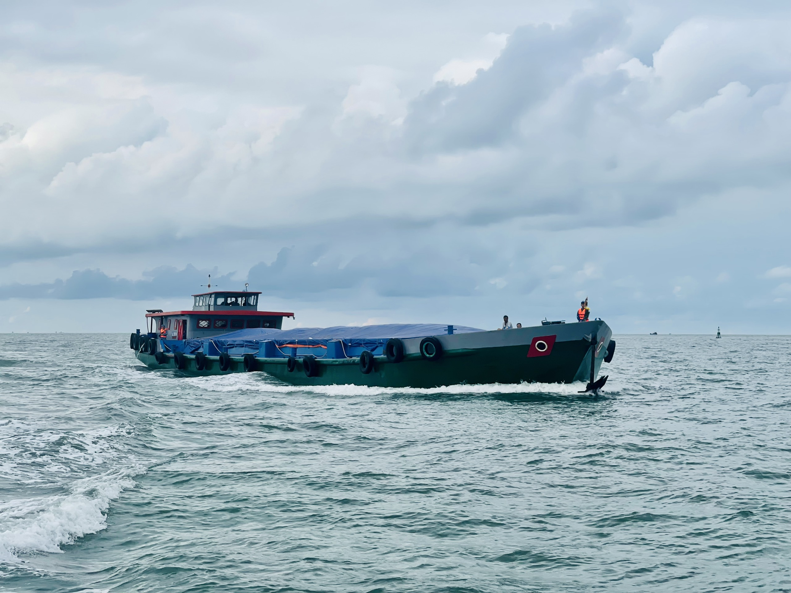 Lực lượng chức năng đưa tàu LA-05058 về Cảng Hải đội 301, thành phố Vũng Tàu để điều tra xử lý theo quy định.