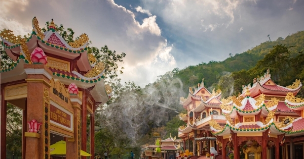 Hệ thống chùa, hang động tại Núi Bà, Tây Ninh đa dạng như thế nào?