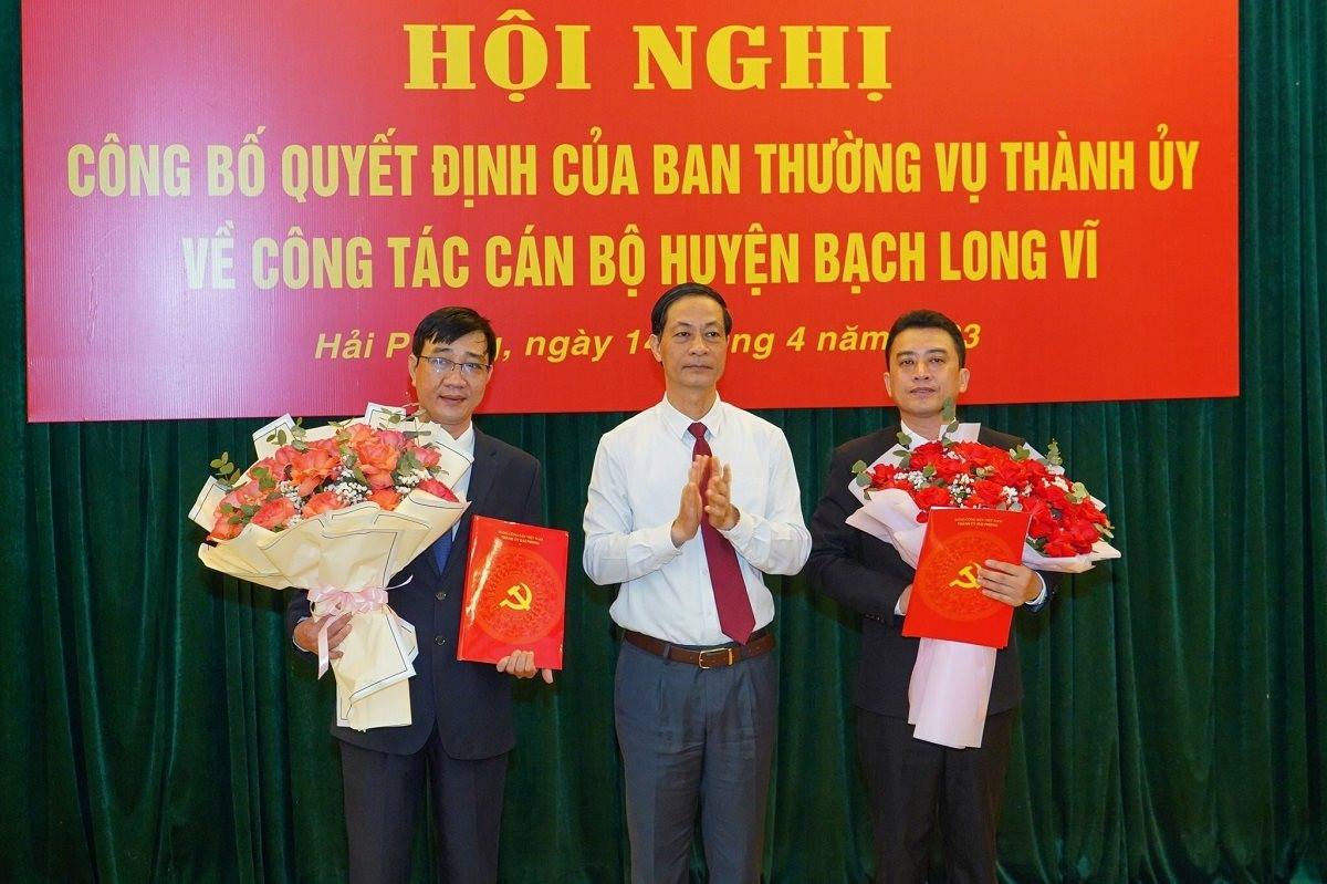 Phó Bí thư Thường trực Thành uỷ Hải Phòng Đỗ Mạnh Hiến trao Quyết định cho ông Trần Quang Tường và ông Bùi Trung Tiến