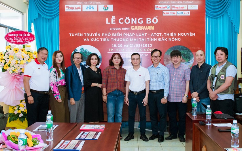 Phó Tổng biên tập Báo Pháp luật Việt Nam Trần Ngọc Hà và các thành viên Ban tổ chức chương trình