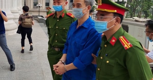Hình ảnh thay đổi của ông Nguyễn Quang Tuấn trong ngày hầu tòa