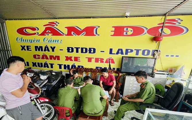 Công an huyện Trảng Bom kiểm tra các cơ sở kinh doanh dịch vụ cầm đồ trên địa bàn huyện