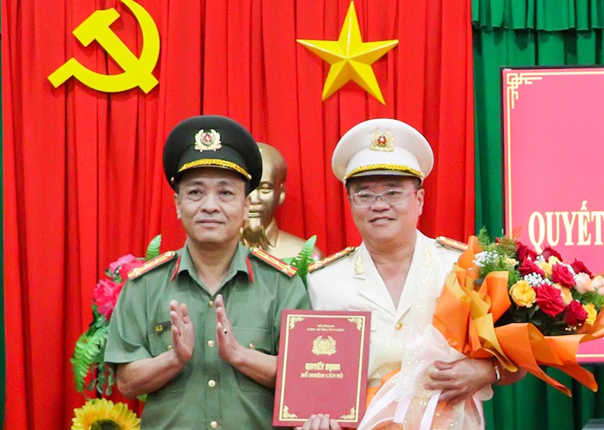 Đại tá Nguyễn Trọng Dũng - Giám đốc Công an tỉnh Vĩnh Long đã trao quyết định bổ nhiệm đại tá Nguyễn Thanh Phong giữ chức vụ Phó Giám đốc Công an tỉnh Vĩnh Long.