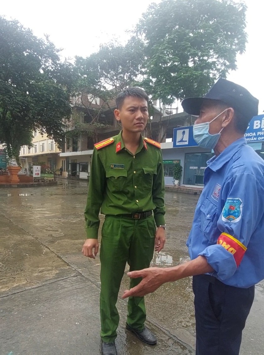 Ông Chu Đức Lễ - Phó Trưởng Công an xã Long Hưng yêu cầu phóng viên làm theo yêu cầu cho bảo vệ kiểm tra khám xét xe.