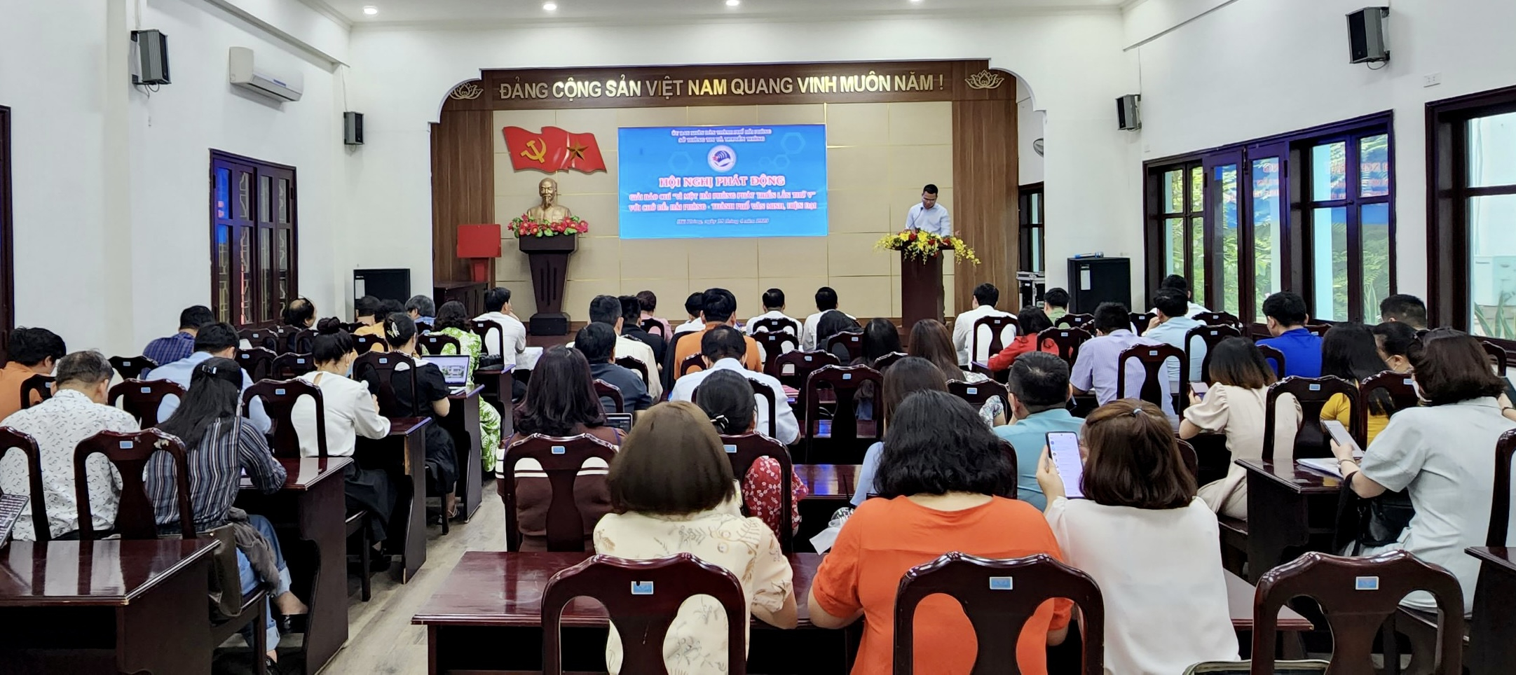 giải báo chí Vì một Hải Phòng phát triển lần thứ V với chủ đề “Hải Phòng - Thành phố văn minh, hiện đại”.