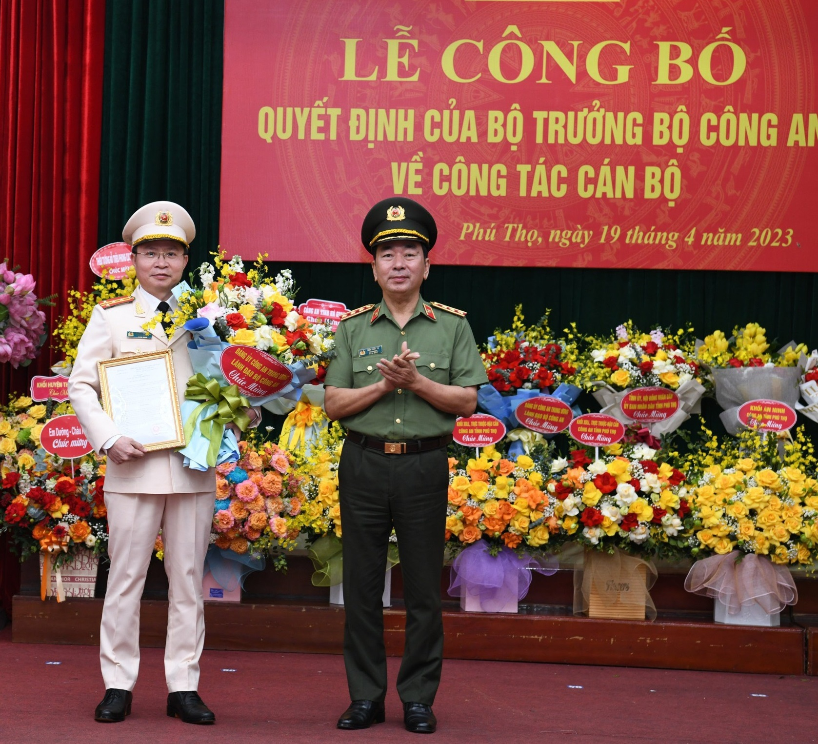 Thượng tướng Trần Quốc Tỏ, Thứ trưởng Bộ Công an trao Quyết định và tặng hoa chúc mừng tân Giám đốc Công an Phú Thọ Nguyễn Minh Tuấn.