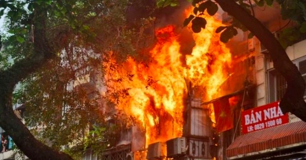 Video: Cháy nhà trên phố Hàng Mã, khiến nhiều người phát hoảng