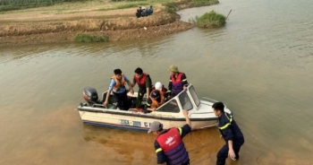 Lật thuyền trên sông Lô, 3 người mất tích