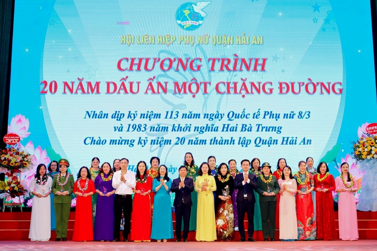 Vinh danh Phụ nữ tiêu biểu có đóng góp xuất sắc trên các lĩnh vực vì sự phát triển của quận Hải An.
