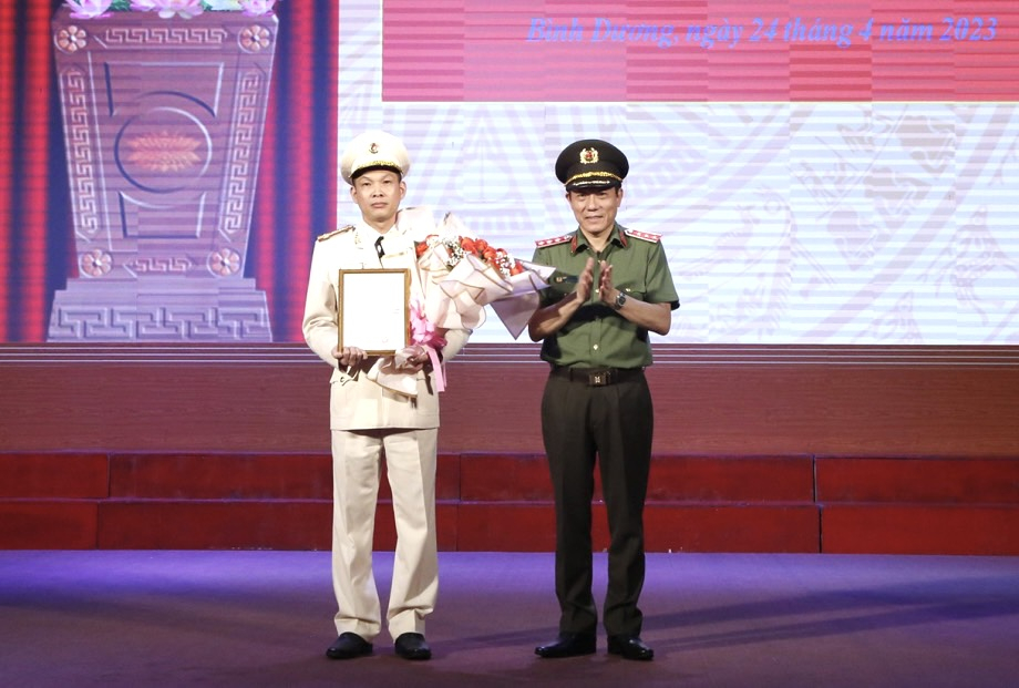 Thượng tướng Lương Tam Quang trao quyết định bổ nhiệm cho tân Giám đốc Công an tỉnh Bình Dương. (Ảnh: CATBD)