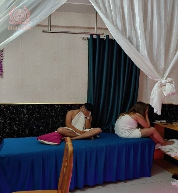 Một đôi nam, nữ mua bán dâm tại cơ sở massage Quốc Tế. Ảnh Công an Bình Định