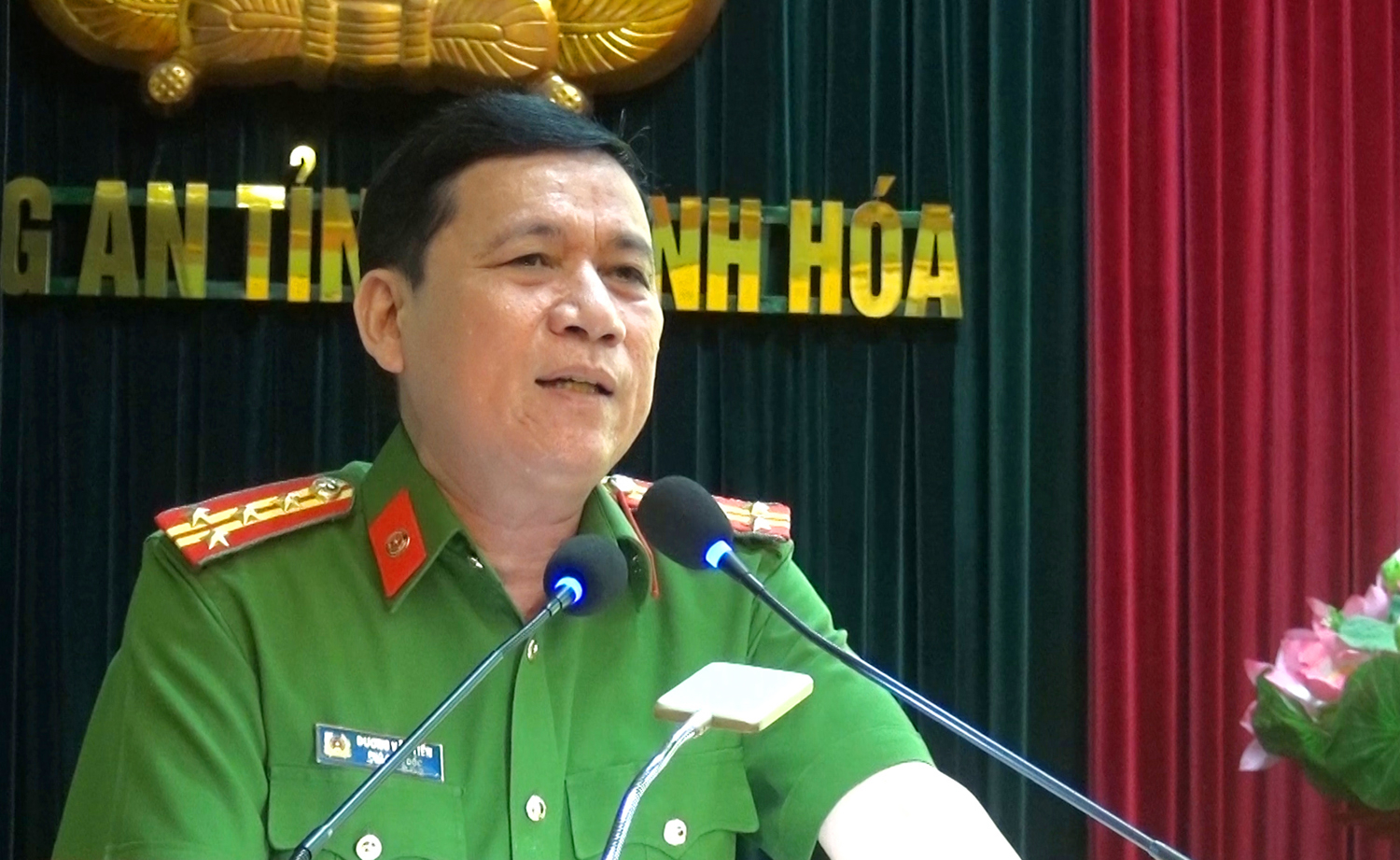 Đại tá Dương Văn Tiến, Phó Giám đốc Công an tỉnh phát biểu chỉ đạo tại hội nghị. (Ảnh: CATH)