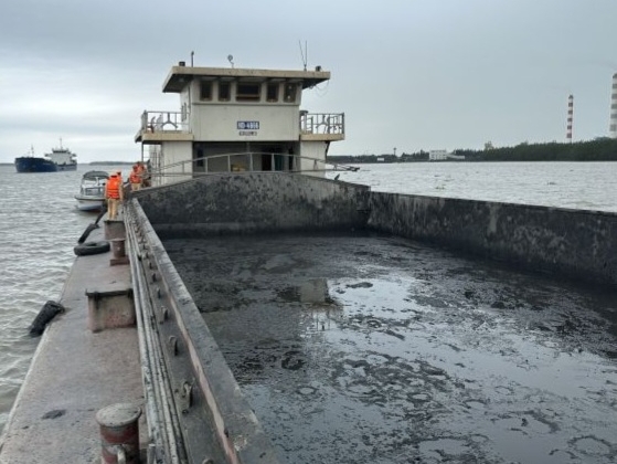 Quảng Ninh: Kiểm tra, bắt giữ tàu chở hàng chở 2.000 tấn than bùn nhiệt thấp
