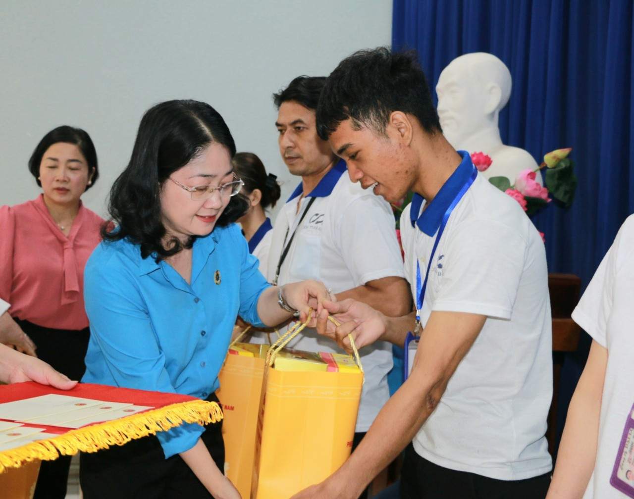 Chủ tịch Liên đoàn Lao động tỉnh Bình Dương Nguyễn Kim Loan tặng quà cho công nhân lao động