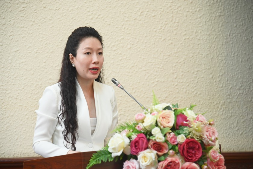 Phó Chánh Văn phòng Bộ Lê Thu Anh báo cáo tại Hội nghị.