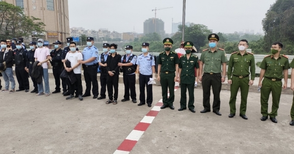 Quảng Ninh: Bàn giao 4 đối tượng truy nã cho Công an Trung Quốc