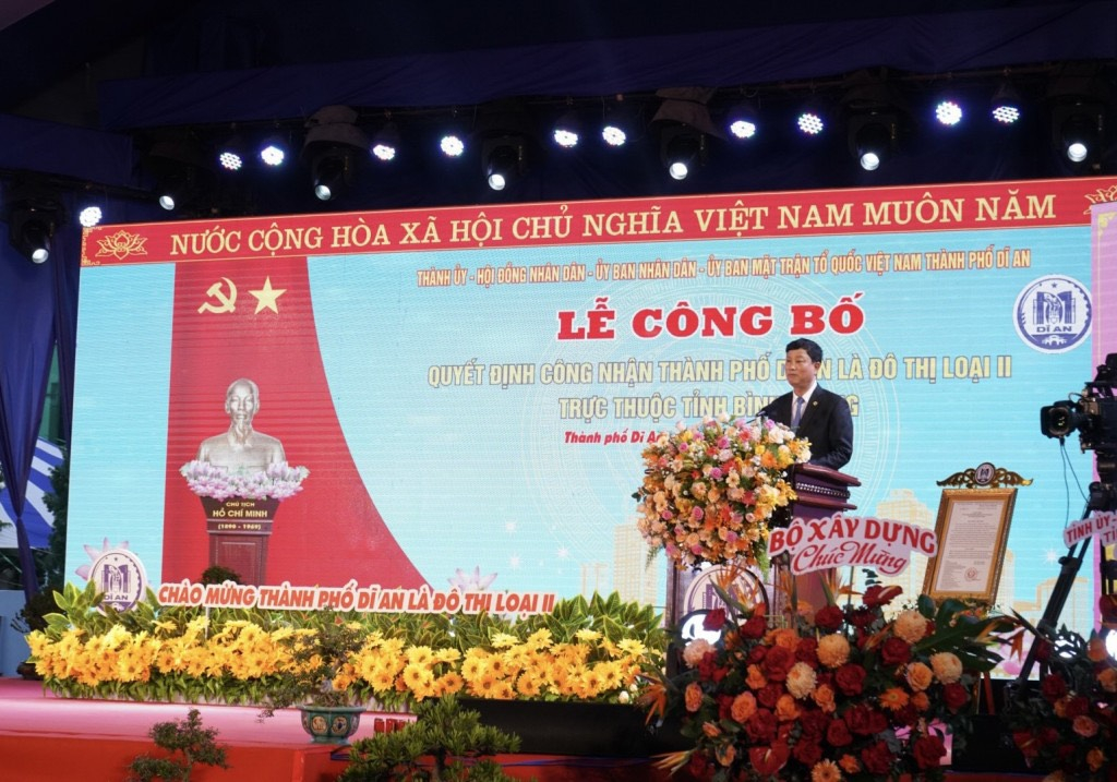 Ông Võ Văn Minh, Chủ tịch UBND tỉnh Bình Dương chúc mừng TP Dĩ An đạt chuẩn đô thị loại II