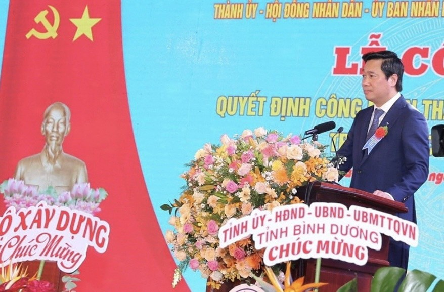 Thứ trưởng Bộ Xây Dựng Nguyễn Tường Văn phát biểu chúc mừng nhân dân và chính quyền thành phố Dĩ An