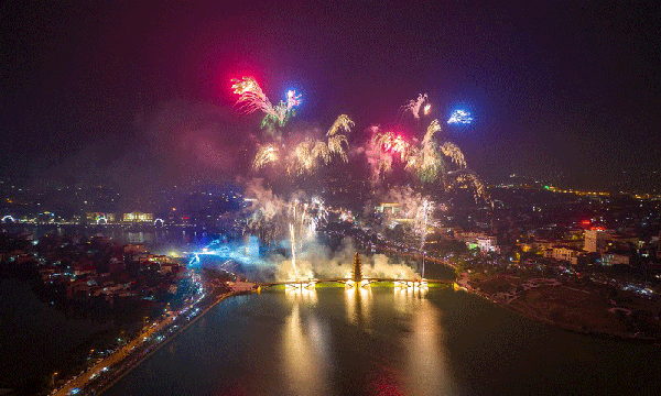 Hồ công viên Văn Lang ở trung tâm TP Việt Trì với cầu đi bộ nơi diễn ra màn bắn pháo hoa tối nay (Ảnh: Cổng TTĐT Phú Thọ).