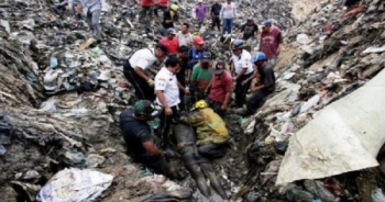 Bãi rác khổng lồ sạt lở khiến 4 người chết, hàng chục người khác bị chôn vùi