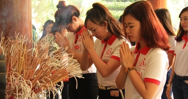 Top 15 Người đẹp Ảnh Việt Nam xúc động khi đến Ngã ba Đồng Lộc