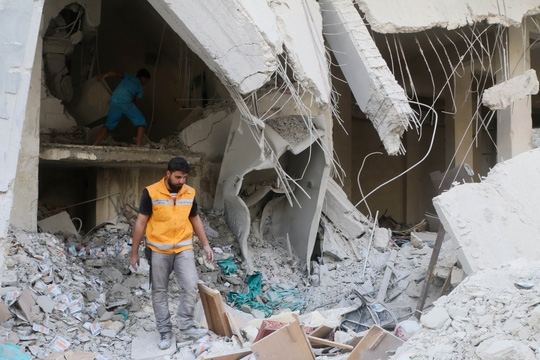 Cảnh tượng đổ n&aacute;t sau một vụ kh&ocirc;ng k&iacute;ch ở ngoại &ocirc; Aleppo h&ocirc;m 30/4.(Ảnh: Reuters)