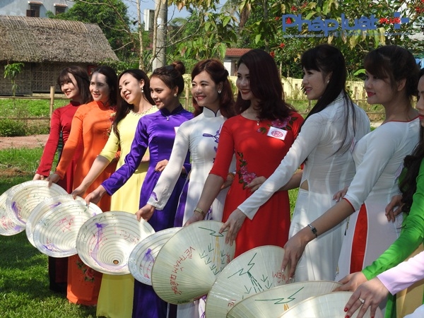 Ngắm loạt ảnh top 15 Người đẹp Ảnh Việt Nam khoe sắc trong t&agrave; &aacute;o d&agrave;i truyền thống