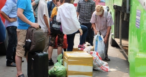 Hình ảnh hàng vạn người tay xách nách mang trở lại Thủ đô sau kỳ nghỉ lễ