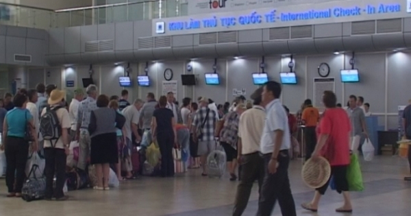 Máy bay trễ giờ, khách Trung Quốc gây rối tại sân bay Cam Ranh