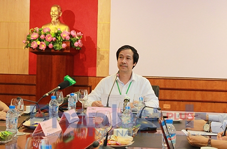 &Ocirc;ng Nguyễn Kim Sơn chủ tr&igrave; cuộc họp nhanh tại ĐH Quốc gia H&agrave; Nội. Ảnh: Loan Bảo.