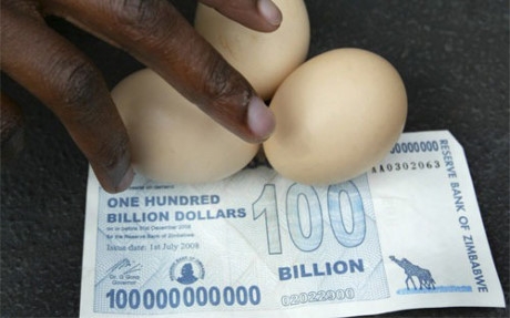 Ở thời kỳ si&ecirc;u lạm ph&aacute;t, đồng 100 tỷ Đ&ocirc;la Zimbabwe chỉ mua được 3 quả trứng - Ảnh: Reuters.