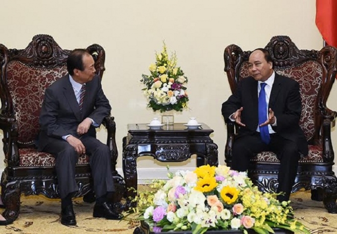 Thủ tướng Nguyễn Xu&acirc;n Ph&uacute;c tiếp Tổng Gi&aacute;m đốc Tập đo&agrave;n Samsung Shin Jong Kyun.