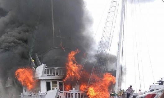 Quảng Ninh: Cháy tàu du lịch ở Hạ Long, hàng chục khách hốt hoảng nhảy xuống biển