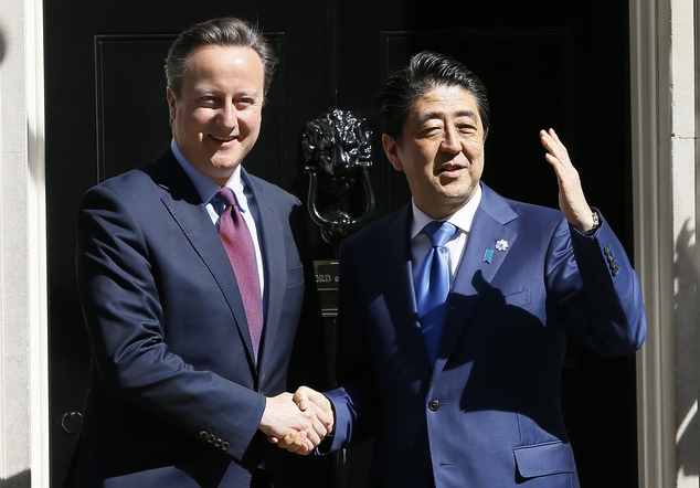 Thủ tướng Anh David Cameron gặp Thủ tướng Nhật Shinzo Abe (Ảnh: AP).