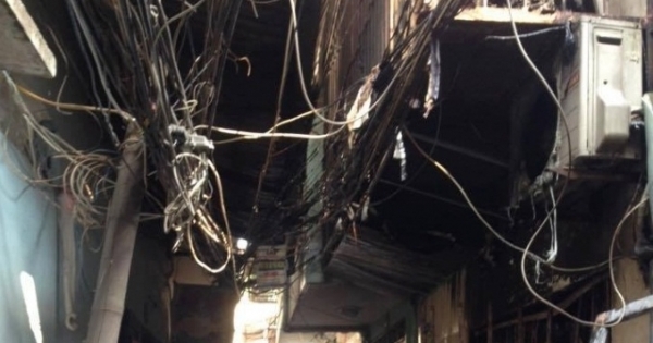 Hà Nội: Sau tiếng nổ lớn, ngôi nhà 2 tầng bốc cháy dữ dội