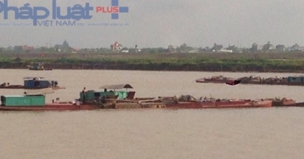 Thái Bình: Bắt giữ khẩn cấp 1 tàu khai thác cát trái phép trên sông Hồng