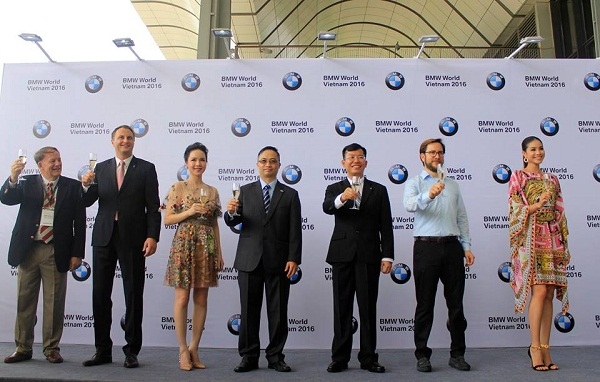 Buổi lễ khai mạc c&oacute; sự xuất hiện của Hoa hậu Phạm Hương v&agrave; Diva Thanh Lam trong vai tr&ograve; đại diện 2 thương hiệu BMW v&agrave; MINI.