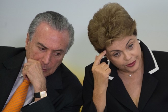 Tổng thống Brazil Dilma Rousseff (phải) v&agrave; Ph&oacute; Tổng thống Michel Temer.