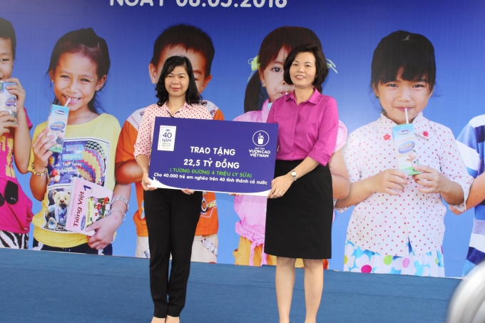 Th&ocirc;ng qua Quỹ sữa Vươn cao Việt Nam, Vinamilk trao lượng sữa tương đương 22,5 tỷ đồng cho trẻ em ngh&egrave;o ở 40 tỉnh trong cả nước.