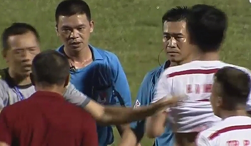 Cầu thủ S&ocirc;ng Lam Nghệ An phản ứng dữ đội với trọng t&agrave;i Anh Chiến.